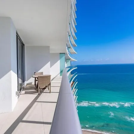 Hyde Beach Luxury Condo-Resort Apts